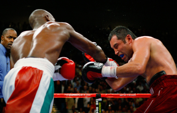 Легендарный боксер Оскар Дела Хойя проигрывает битву