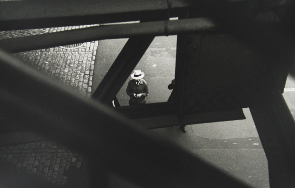 Мужчина с сигаретой, ретро фотография