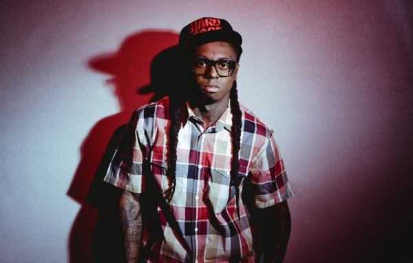 Парень с татуировками и кепке, swag