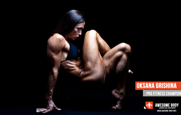 Мастер по фитнесу на черном фоне