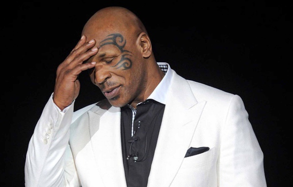 Майк Тайсон в белом костюме