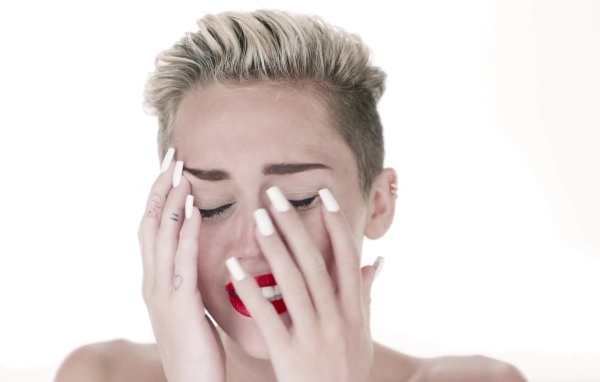 Майли Сайрус в музыкальном клипе wrecking ball 