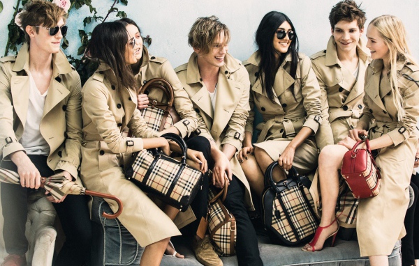 Фотография модников в Burberry