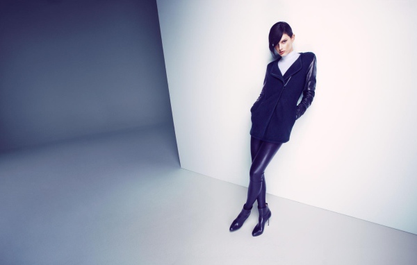 Фотография девушки в чёрном в белом помещении