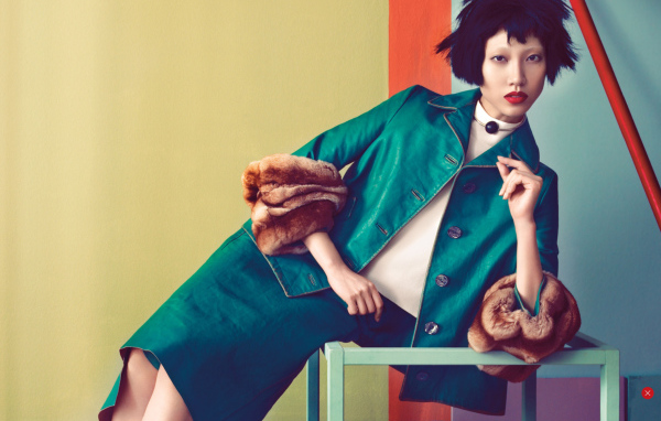 Фотография девушки на ярком фоне 