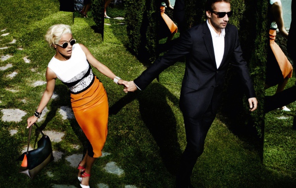 Фотография мужчины в костюме и женщины в платье