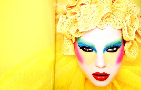 Фотография яркой девушки