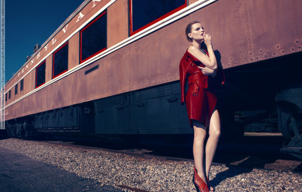Фотография девушки на фоне поезда