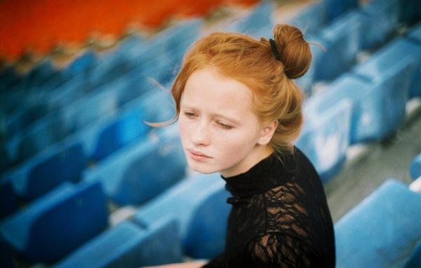 Фотография рыжей девушки в чёрном платье