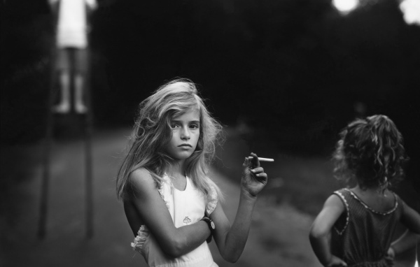 Фотография девочки с сигаретой