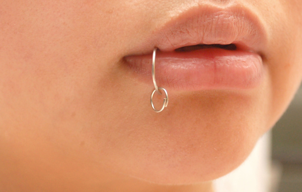 Пирсинг в губе у девушки