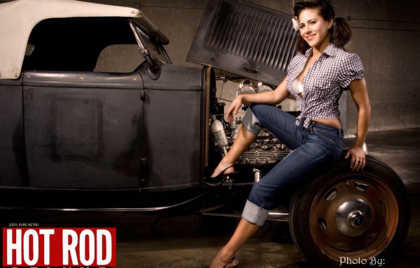 Пин Ап девушка возле классического авто