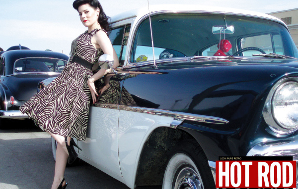 Пин Ап девушка возле ретро автомобиля из прошлого