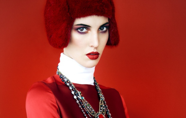 Портрет девушки в красном