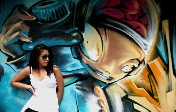 Красивая девушка и яркое граффити