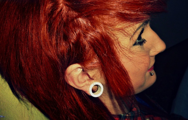 Девушка рыжеволосая с пирсингом в губе