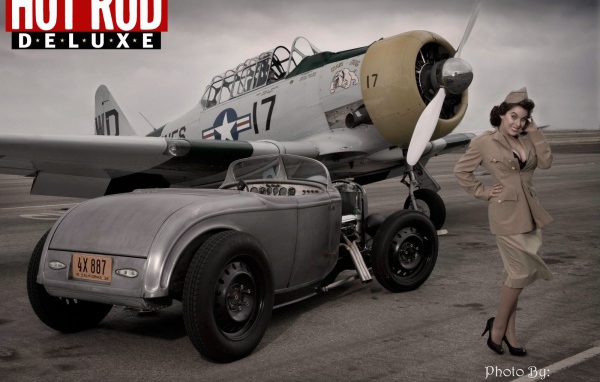 Ретро фото с девушкой автомобилем и самолетом