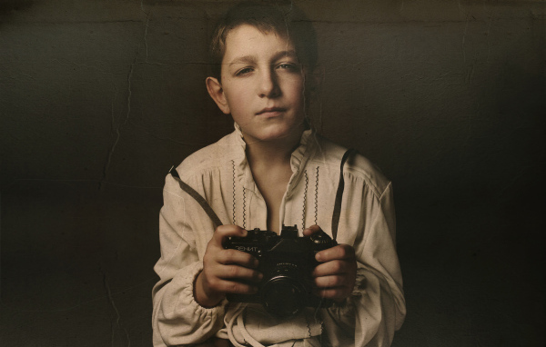 Селфи молодого фотографа с фотоаппаратом Зенит