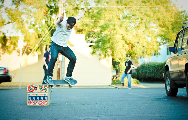 Скейтер выполняет трюк