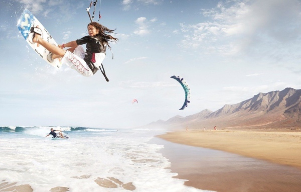 Спортивные девушки на фоне гор