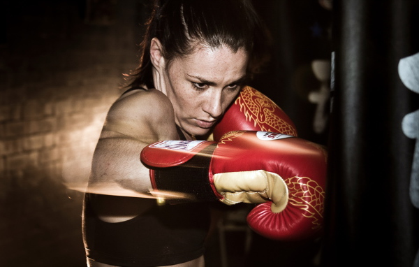 Спортивная девушка боксёр