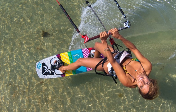 Спортивная девушка во время летнего отдыха