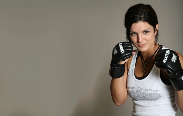 Спортивная девушка в чёрных перчатках