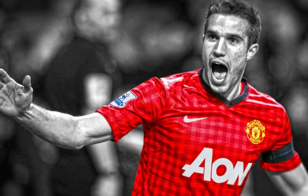 Нападавший Манчестер Юнайтед Робин ван Перси торжествует победу