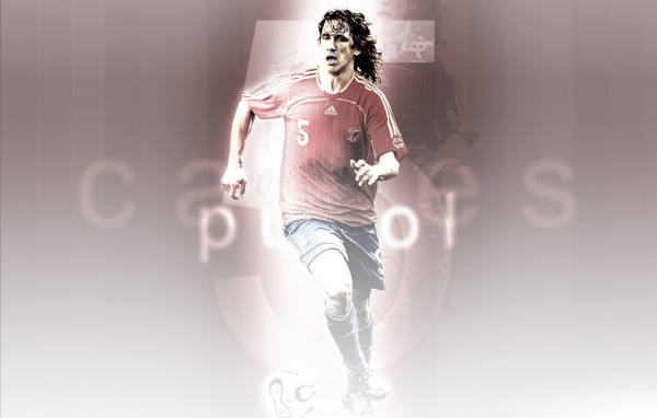 Лучший защитник футболист Барселоны Карлес Пуйоль