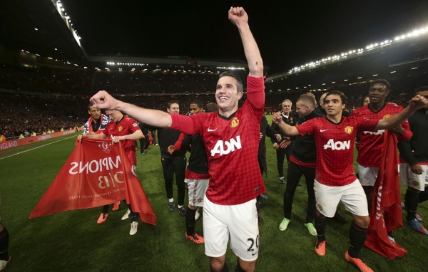 Лучший футболист Манчестер Юнайтед Робин ван Перси и его команда