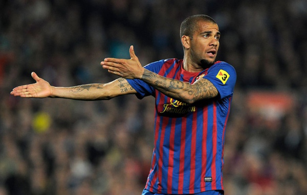 Защищающийся игрок Барселоны Даниэл Алвес получил желтую карточку