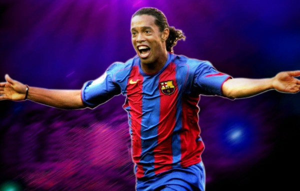 Футболист Атлетико Минейро Роналдиньо на середине игры