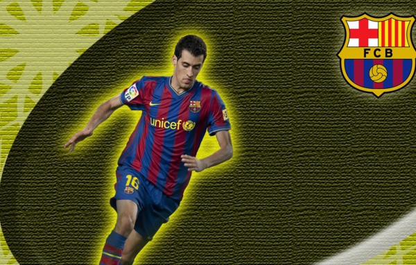 Футболист Барселоны Серхио Бускетс на желтом фоне