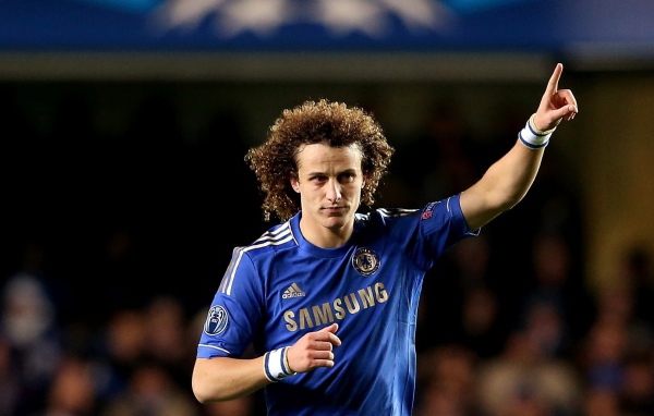  Футболист Челси Давид Луис прося передать мяч