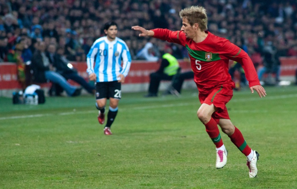 Футболист Реал Мадрид Фабиу Коэнтрау на поле