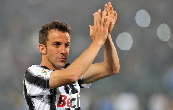 Футболист Сиднея Алессандро Дель Пьеро аплодирует своим поклонникам