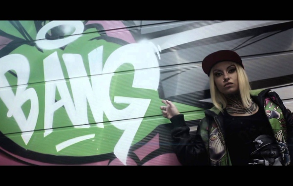 Девушка и надпись на стене Bang, swag