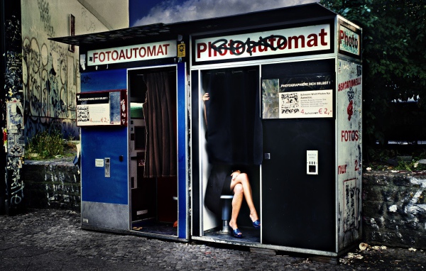Девушка в аппарате мгновенного фото