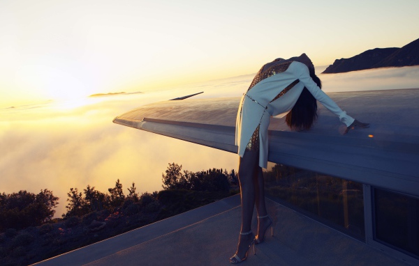 Девушка на крыше дома