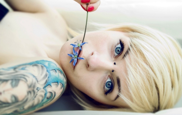 Девушка с голубыми глазами и красивой тату