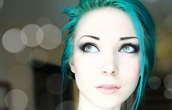 Девушка с голубым волосами и пирсингом в носу