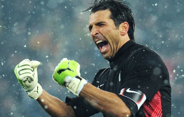 Голкипер Ювентуса Джанлуиджи Буффон под дождем