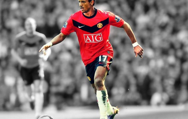 Полузащитник Манчестер Юнайтед Луиш Нани с мячом