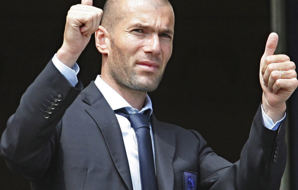 Легенда футбола Зинедин Зидан пальцы вверх