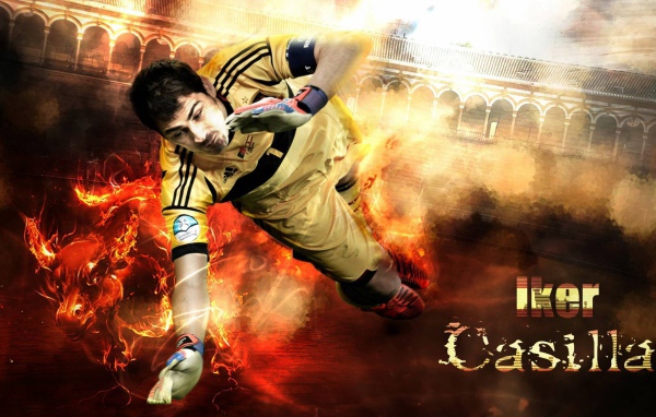 Игрок Реал Мадрида Икер Касильяс ловит мяч