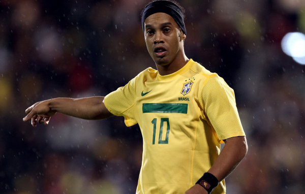 Игрок Атлетико Минейро Роналдиньо в футболке Бразилии