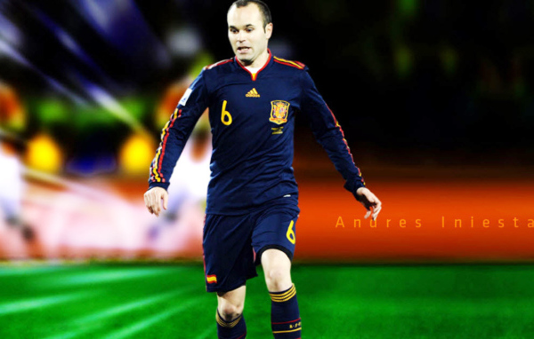 Игрок Барселоны Андрес Иньеста на поле