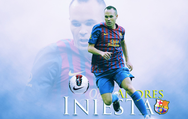 Игрок Барселоны Андрес Иньеста с мячом