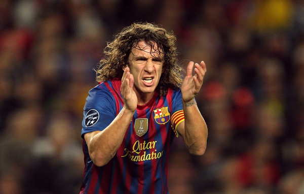 Игрок Барселоны Карлес Пуйоль аплодирует