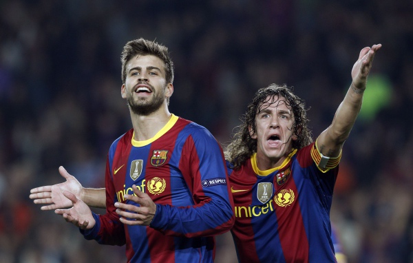 Игрок Барселоны Херард Пике на поле